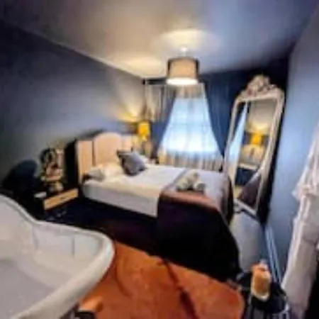 Casa vacanze Spacious 2 Bedroom House Sleeps 4 L On-street Parking L The Cosy Corner Nationwide Manchester