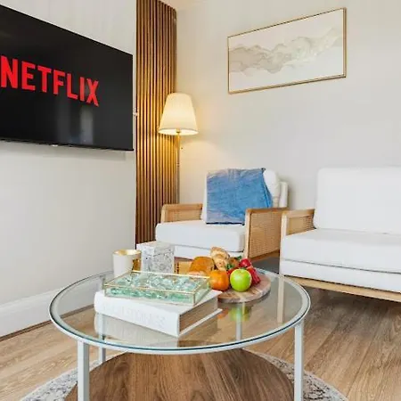 Holiday home 3br Near Co-op Live Etihad Long Short Welcome Parking *