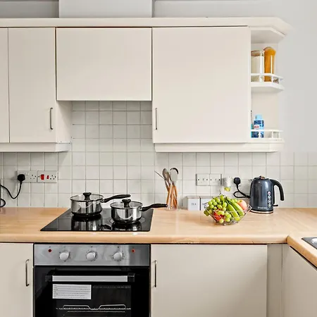 Arosa Escape- Modern2 Bed Suite,sleeps 5,free Parking,ps4,kingbed,wifi,near Christies Apartman *