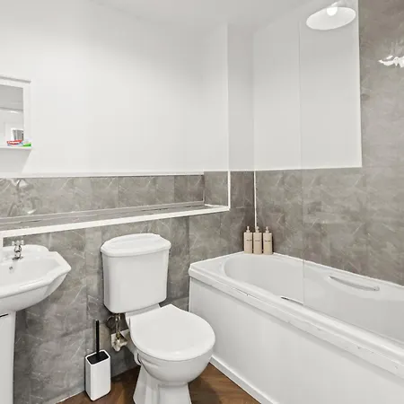 Arosa Escape- Modern2 Bed Suite,sleeps 5,free Parking,ps4,kingbed,wifi,near Christies Apartman