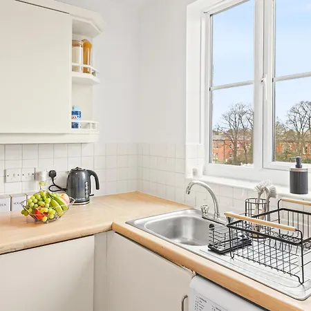 Arosa Escape- Modern2 Bed Suite,sleeps 5,free Parking,ps4,kingbed,wifi,near Christies *