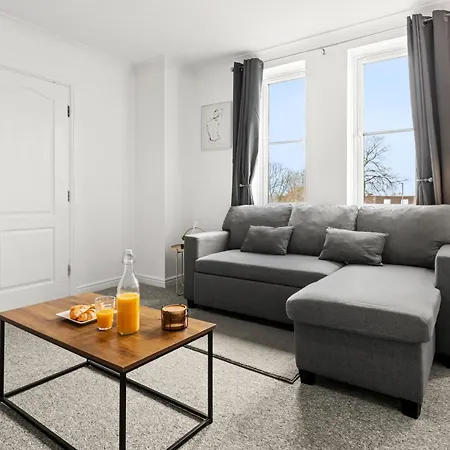 Arosa Escape- Modern2 Bed Suite,sleeps 5,free Parking,ps4,kingbed,wifi,near Christies Apartman