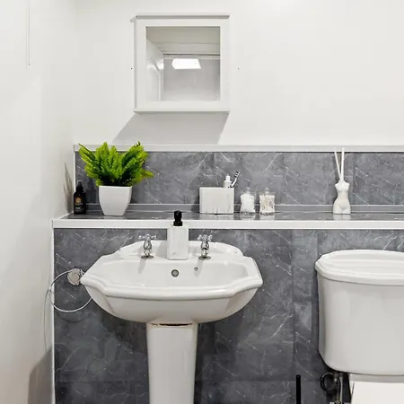 Arosa Escape- Modern2 Bed Suite,sleeps 5,free Parking,ps4,kingbed,wifi,near Christies Apartman