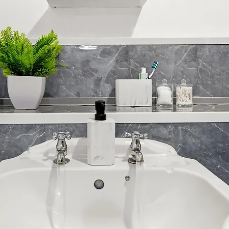 Arosa Escape- Modern2 Bed Suite,sleeps 5,free Parking,ps4,kingbed,wifi,near Christies Apartman *