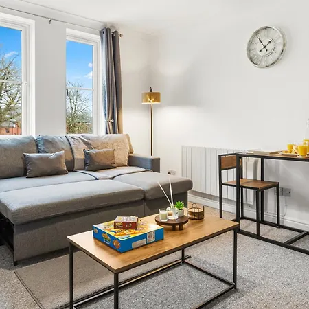 Arosa Escape- Modern2 Bed Suite,sleeps 5,free Parking,ps4,kingbed,wifi,near Christies