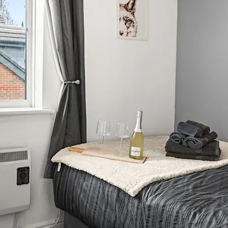 Apartman Arosa Escape- Modern2 Bed Suite,sleeps 5,free Parking,ps4,kingbed,wifi,near Christies Manchester