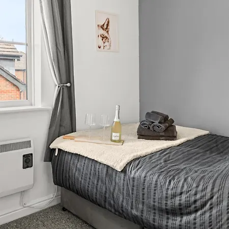 Arosa Escape- Modern2 Bed Suite,sleeps 5,free Parking,ps4,kingbed,wifi,near Christies Apartman