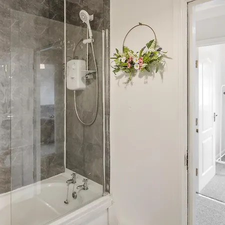 Apartman Arosa Escape- Modern2 Bed Suite,sleeps 5,free Parking,ps4,kingbed,wifi,near Christies Manchester