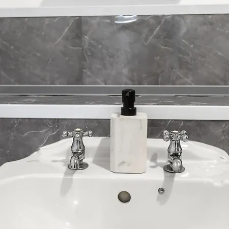 Apartman Arosa Escape- Modern2 Bed Suite,sleeps 5,free Parking,ps4,kingbed,wifi,near Christies