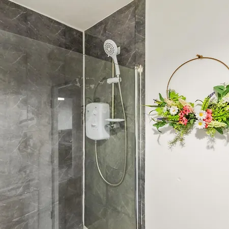 Apartman Arosa Escape- Modern2 Bed Suite,sleeps 5,free Parking,ps4,kingbed,wifi,near Christies Manchester