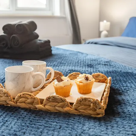 Arosa Escape- Modern2 Bed Suite,sleeps 5,free Parking,ps4,kingbed,wifi,near Christies Manchester