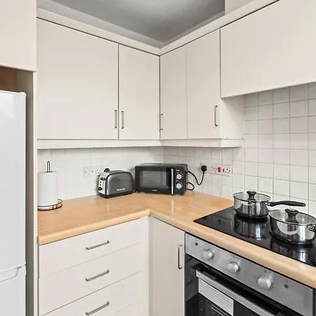 Arosa Escape- Modern2 Bed Suite,sleeps 5,free Parking,ps4,kingbed,wifi,near Christies * Manchester