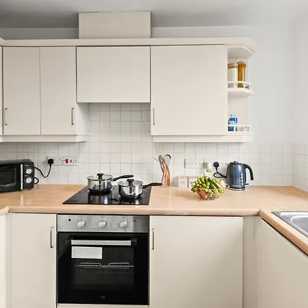 Arosa Escape- Modern2 Bed Suite,sleeps 5,free Parking,ps4,kingbed,wifi,near Christies *