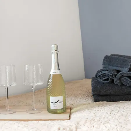 Arosa Escape- Modern2 Bed Suite,sleeps 5,free Parking,ps4,kingbed,wifi,near Christies Apartman