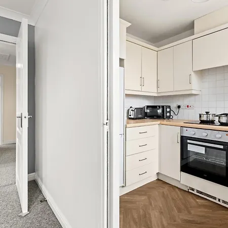 Arosa Escape- Modern2 Bed Suite,sleeps 5,free Parking,ps4,kingbed,wifi,near Christies Apartman Manchester
