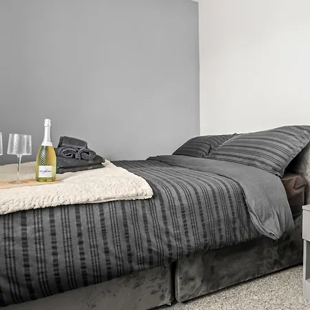 Arosa Escape- Modern2 Bed Suite,sleeps 5,free Parking,ps4,kingbed,wifi,near Christies Apartman Manchester