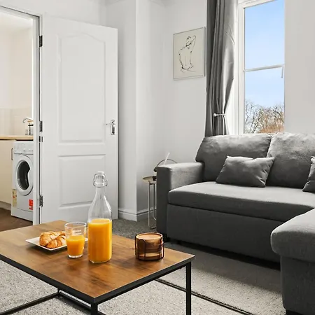 Arosa Escape- Modern2 Bed Suite,sleeps 5,free Parking,ps4,kingbed,wifi,near Christies Manchester