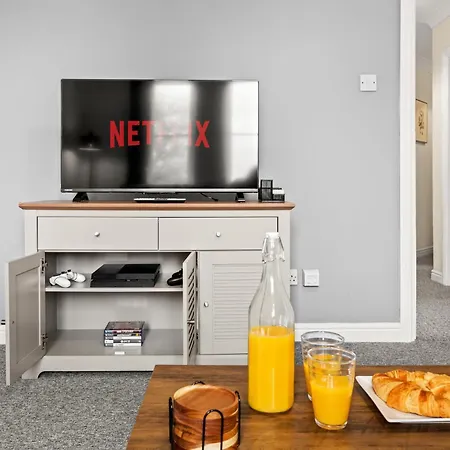 Arosa Escape- Modern2 Bed Suite,sleeps 5,free Parking,ps4,kingbed,wifi,near Christies *