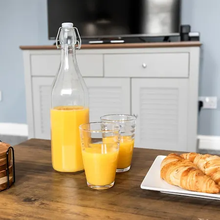 Arosa Escape- Modern2 Bed Suite,sleeps 5,free Parking,ps4,kingbed,wifi,near Christies