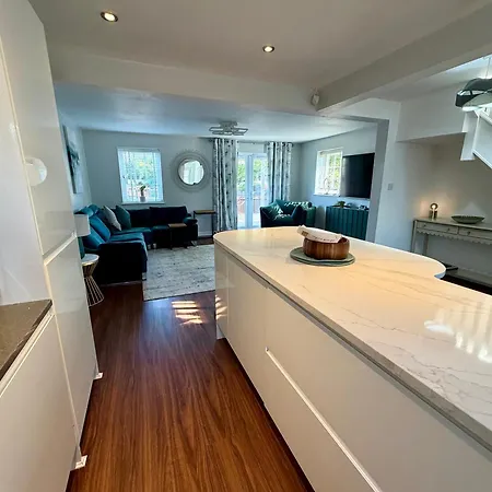 Spacious 4br House With Canal Views & Garden * Manchester