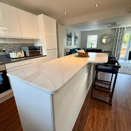 Spacious 4br House With Canal Views & Garden Casa de Férias