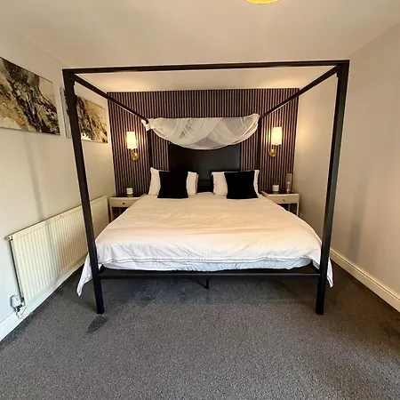 Casa de Férias Spacious 4br House With Canal Views & Garden Manchester