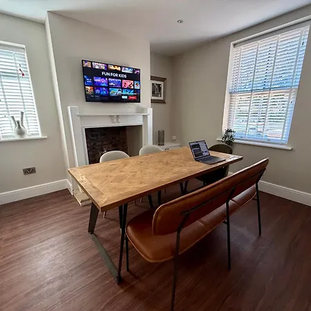 Spacious 4br House With Canal Views & Garden Manchester