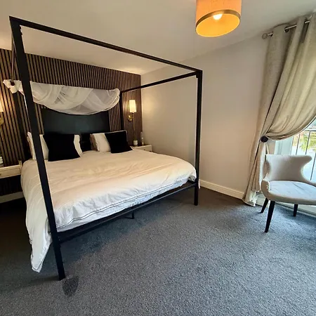 Spacious 4br House With Canal Views & Garden Casa de Férias