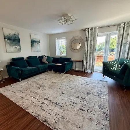 Spacious 4br House With Canal Views & Garden Manchester