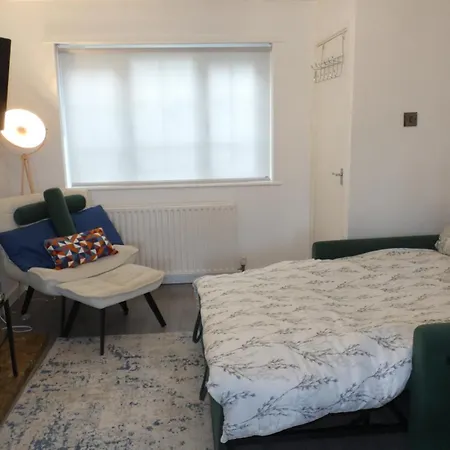 2bdr House 4 Beds & Sofa With 3 Tvs Netflix Ps4 Free Parking Near Mcr Ao Arena