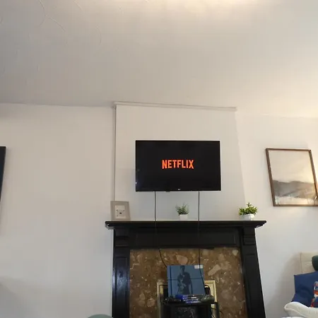 別荘 2bdr House 4 Beds & Sofa With 3 Tvs Netflix Ps4 Free Parking Near Mcr Ao Arena マンチェスター