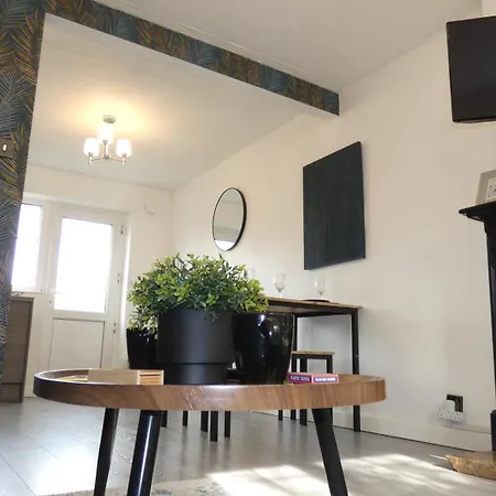 2bdr House 4 Beds & Sofa With 3 Tvs Netflix Ps4 Free Parking Near Mcr Ao Arena