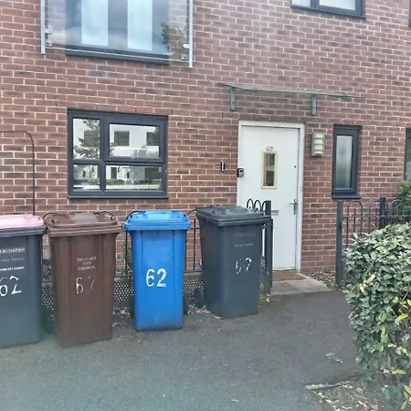 アパート 3-bed Salford Home, Free Parking & Wi-fi