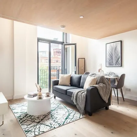Lovely 2bed W Balcony