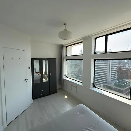 Centre 2 Bed Flat Prime Location