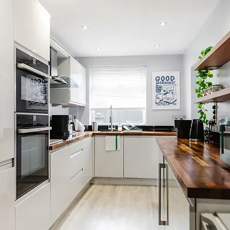 Etihad & Co-op Live 3-bed Free Parking