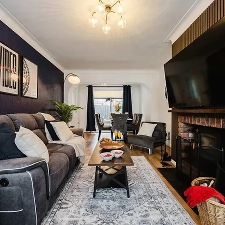 Etihad & Co-op Live 3-bed Free Parking