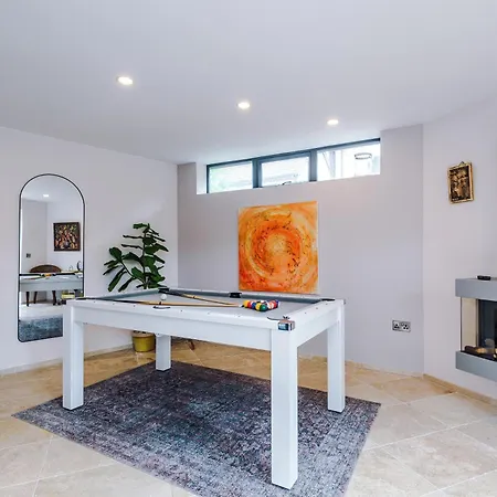 *new* Funky 4br | Sleeps 8 | Driveway | Ps4 *