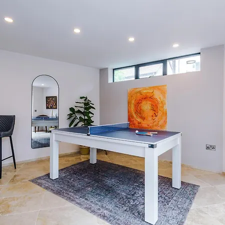 *new* Funky 4br | Sleeps 8 | Driveway | Ps4