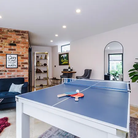 *new* Funky 4br | Sleeps 8 | Driveway | Ps4