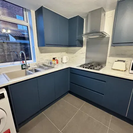 Stylish 3-bed Haven - Free Parking & Garden * Manchester