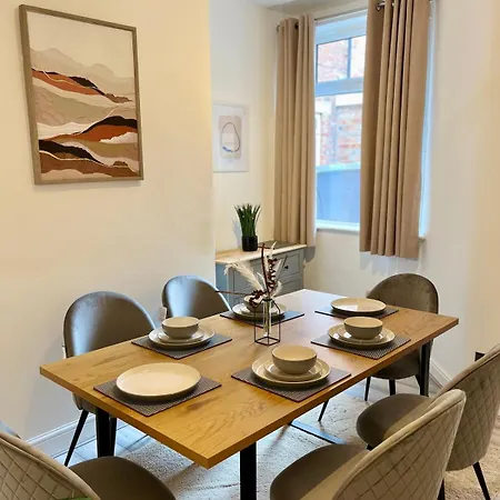 Casa de Férias Stylish 3-bed Haven - Free Parking & Garden Manchester