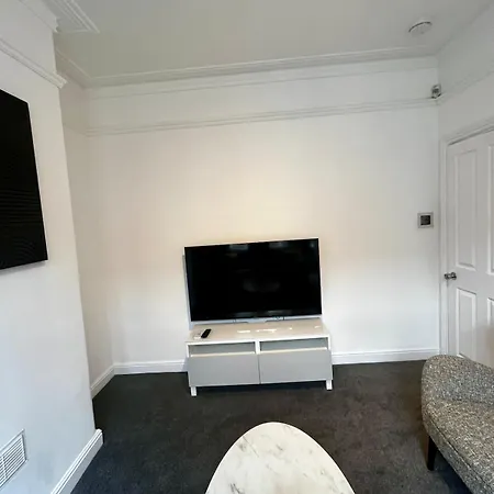 Stylish 3-bed Haven - Free Parking & Garden *