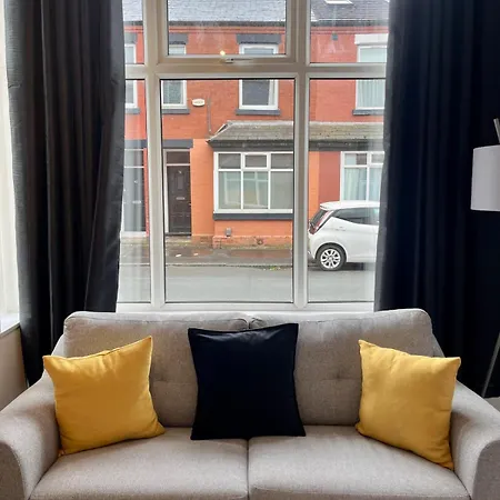 Stylish 3-bed Haven - Free Parking & Garden Manchester
