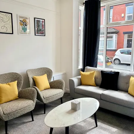 Stylish 3-bed Haven - Free Parking & Garden Casa de Férias