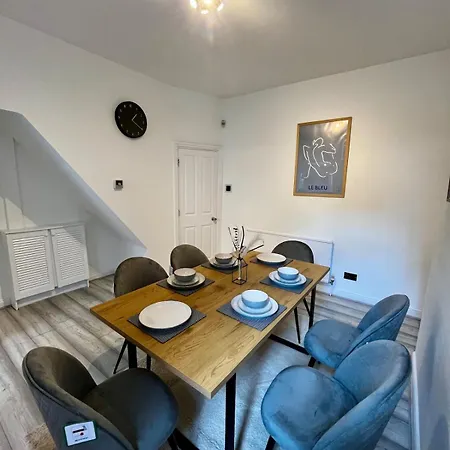 Stylish 3-bed Haven - Free Parking & Garden
