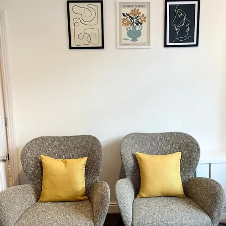 Stylish 3-bed Haven - Free Parking & Garden Manchester