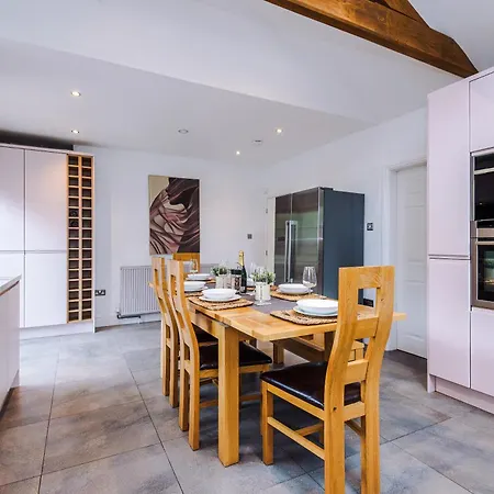 *new* Funky 4br | Sleeps 8 | Driveway | Ps4