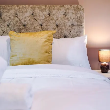 Vidale Court 2, Paprika Close- 4 Bedrooms Sleeps 7 Manchester