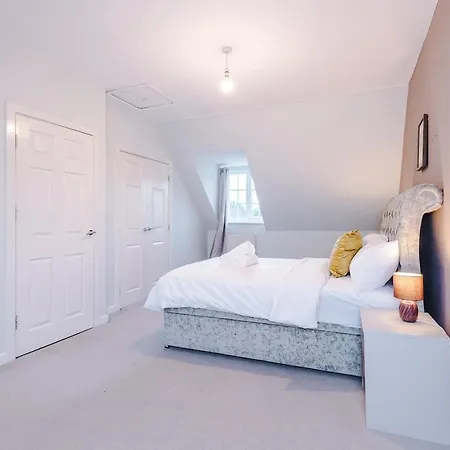 Vidale Court 2, Paprika Close- 4 Bedrooms Sleeps 7 *